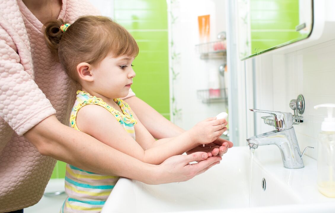 lavarsi le mani con sapone per prevenire l'infezione da parassiti